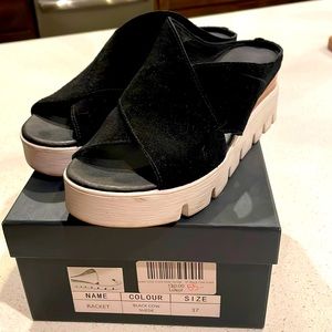 Silent D black sandals